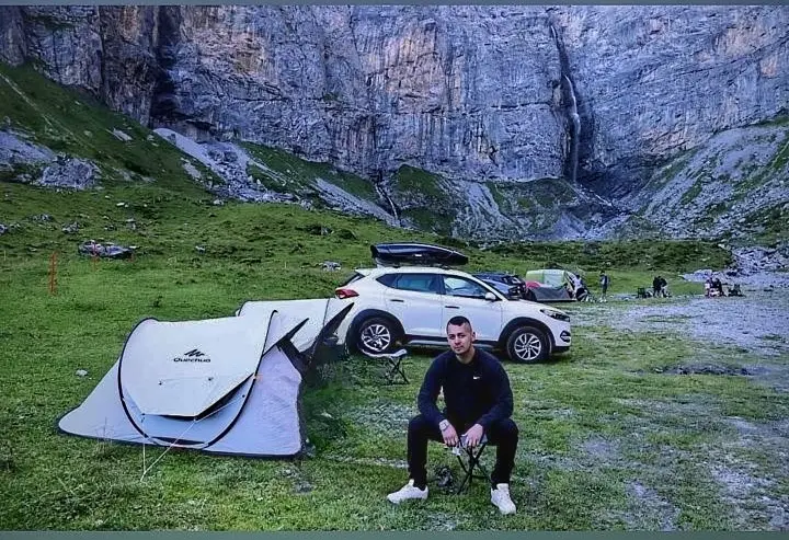 Kevin Caballero acampando en plena naturaleza durante uno de sus viajes