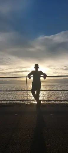 Kevin Caballero disfrutando de un atardecer durante uno de sus viajes