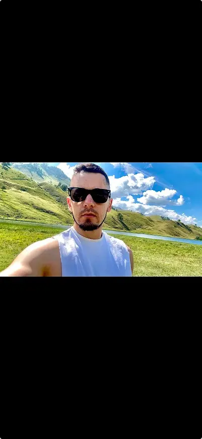Kevin Caballero caminando por un sendero de montaña