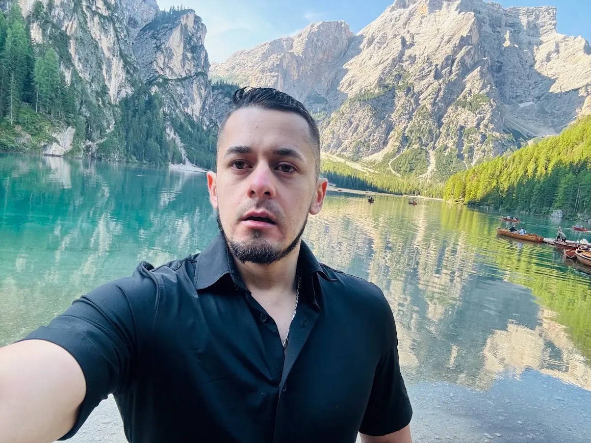 Kevin Caballero contemplando el paisaje en uno de sus viajes de senderismo