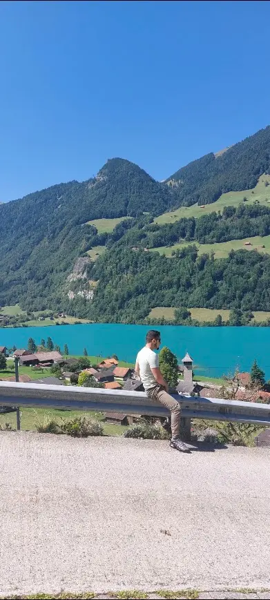 Kevin Caballero cruzando un puente colgante en la montaña