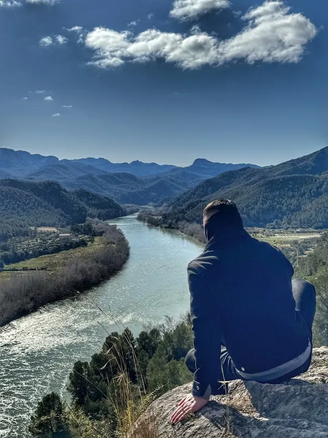 Kevin Caballero descansando junto a un lago de montaña