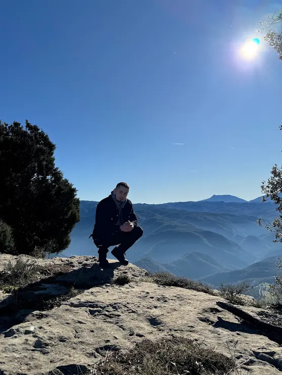 Kevin Caballero en la cima de una montaña