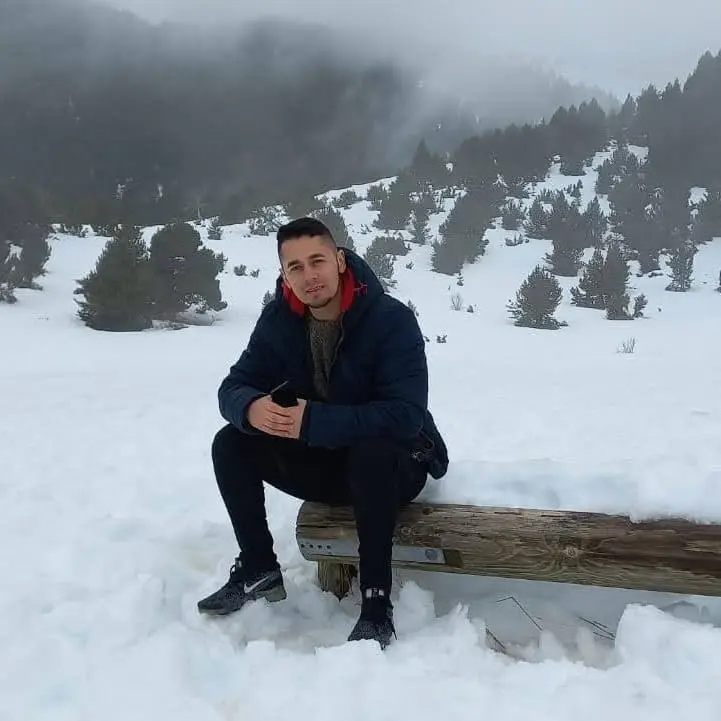 Kevin Caballero frente a una vista panorámica de montaña